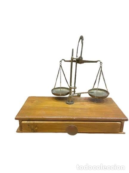 Antig&uuml;edades: Antigua Balanza de Precisi&oacute;n con Base y Caj&oacute;n de Madera - Foto 1