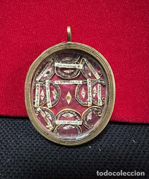 Antig&uuml;edades: RELICARIO CON 12 RELIQUIAS EMMARCADO EN METAL , S. XIX, S. JOSEPH , S. NICOLAI, S. BARBAR , B. RITA.