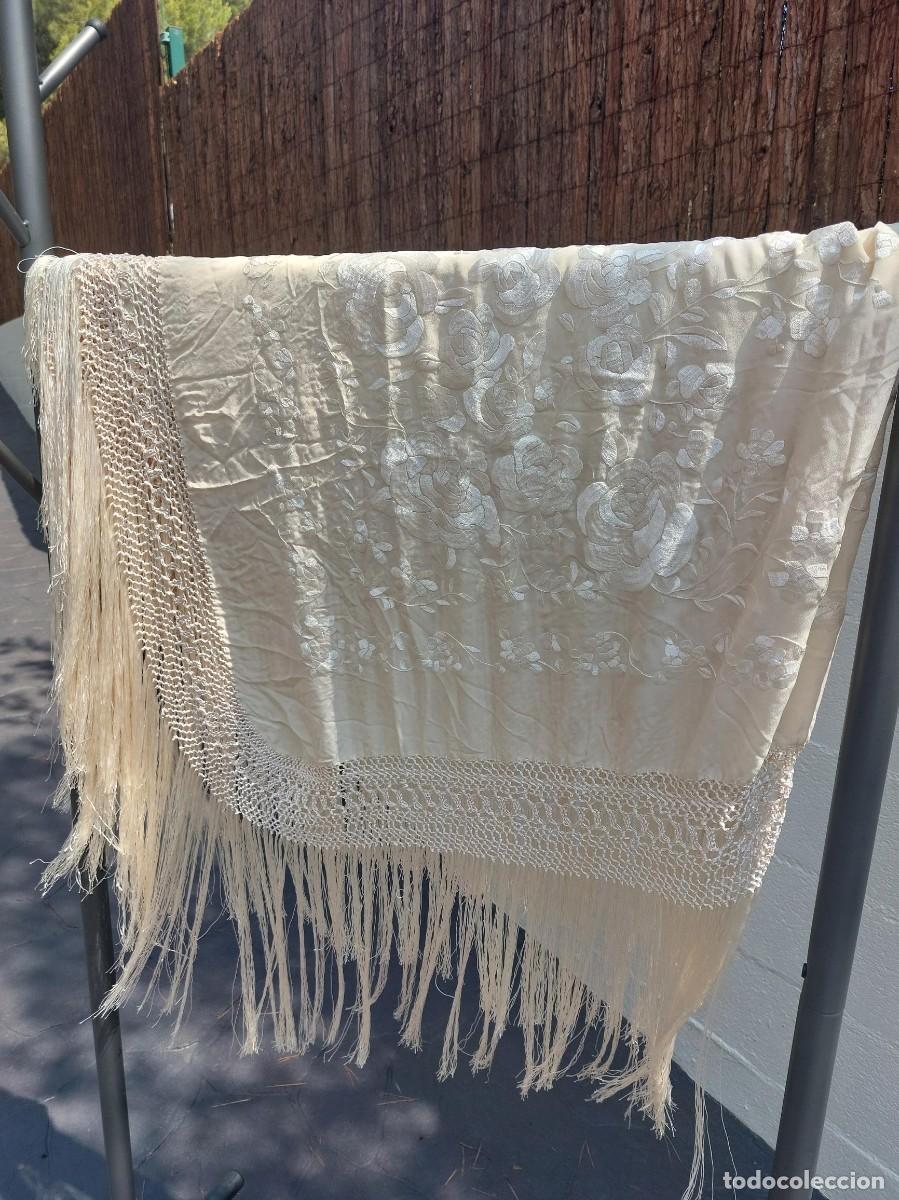 Antig&uuml;edades: MANT&Oacute;N DE MANILA DE SEDA NATURAL BORDADO A MANO A DOS CARAS - MARFIL . - 140 X140