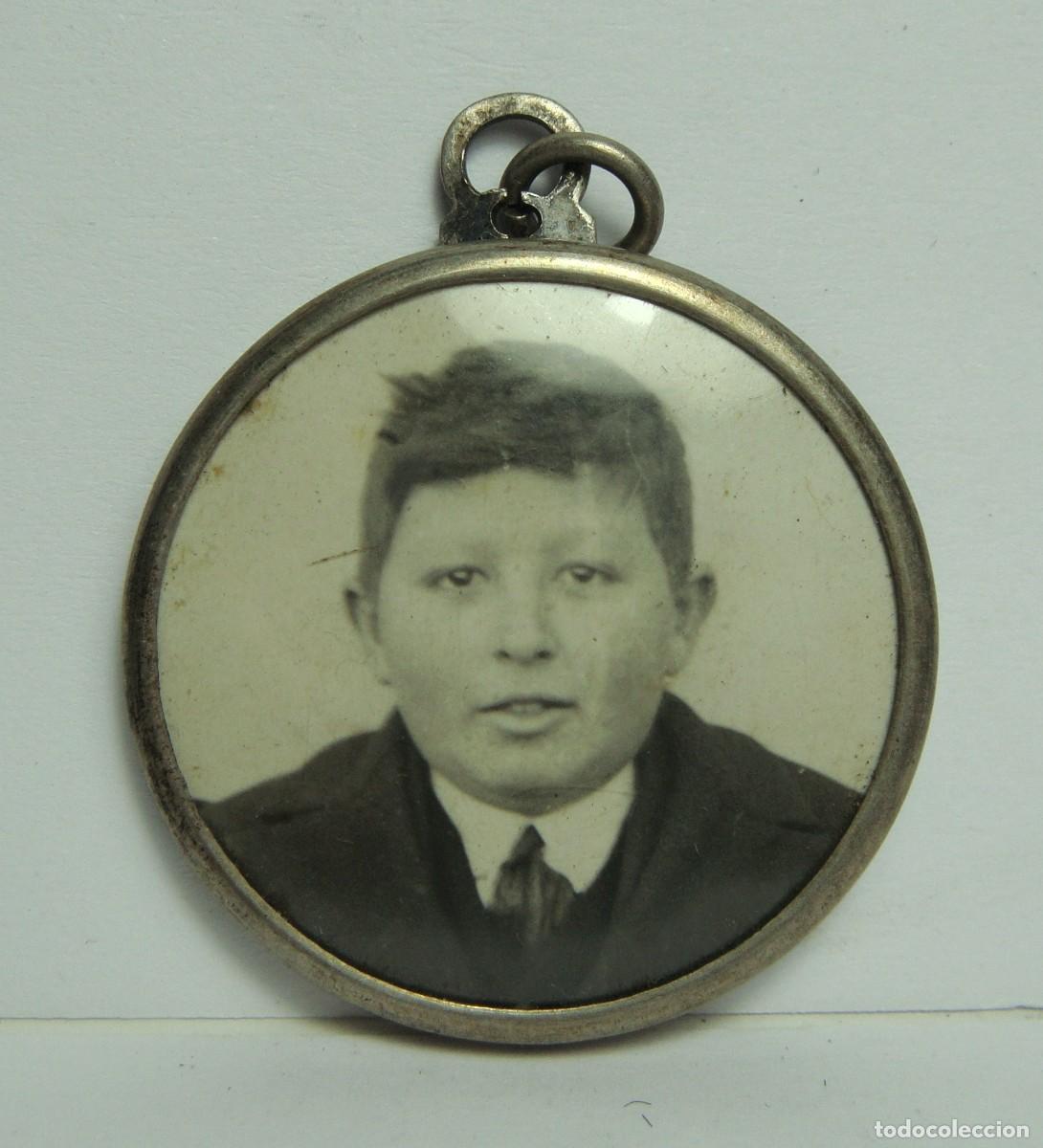 Antiguidades: Guardapelo relicario con fotograf&iacute;a y medalla de Virgen con el Ni&ntilde;o &middot; ca. 1920&ndash;1945 &middot; 26 mm