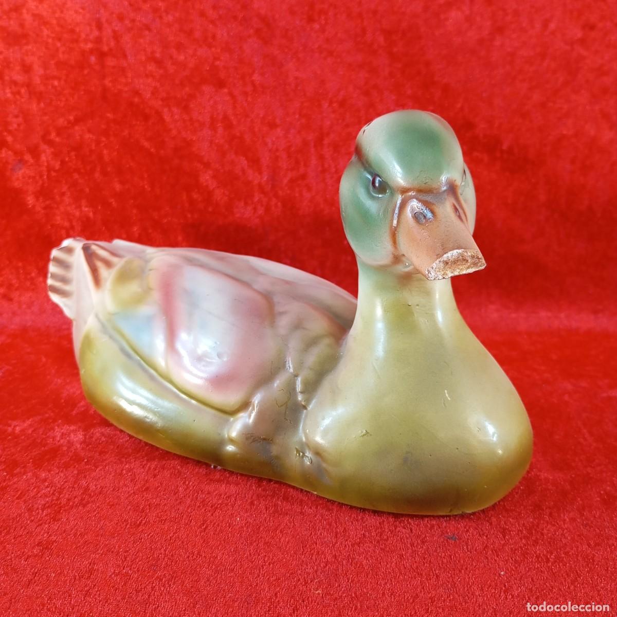 Antig&uuml;edades: FIGURA DECORATIVA EN FORMA DE PATO - DE CERAMICA - ACABADO VIDRIADO - 14 X 28 X 11,5 CM / 2226