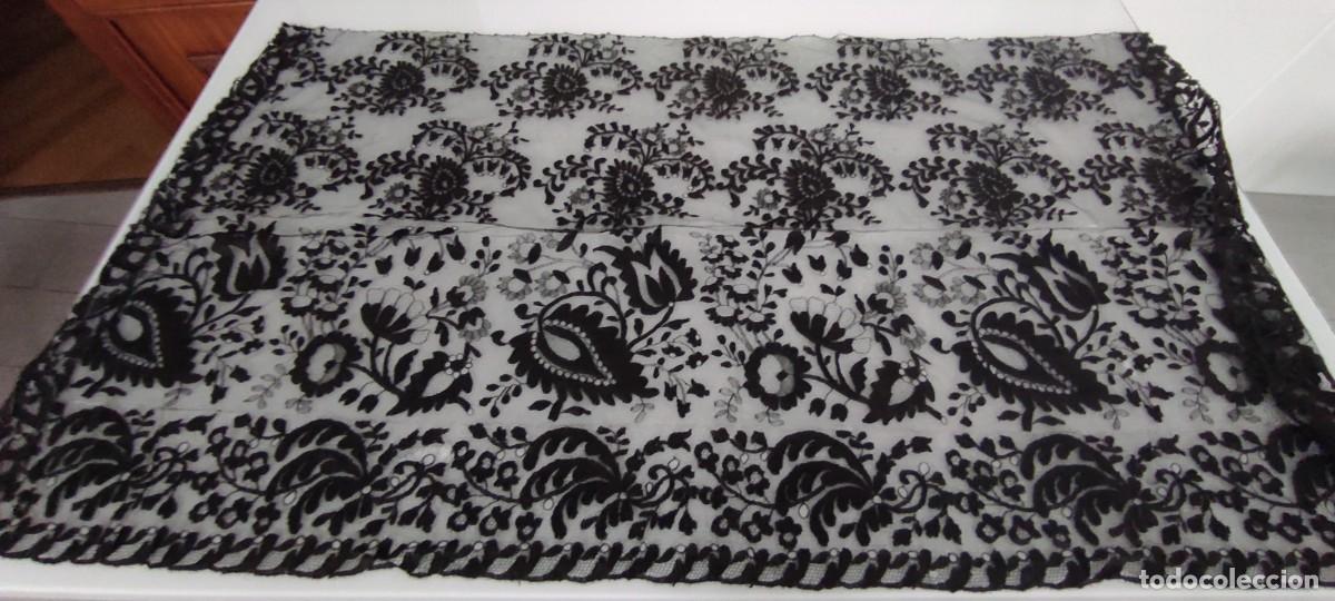 Antig&uuml;edades: ANTIGUO VELILLO / MANTILLA CORTA DE ENCAJE / BLONDA NEGRA - MOTIVOS FLORALES, (113 x 60 cm)