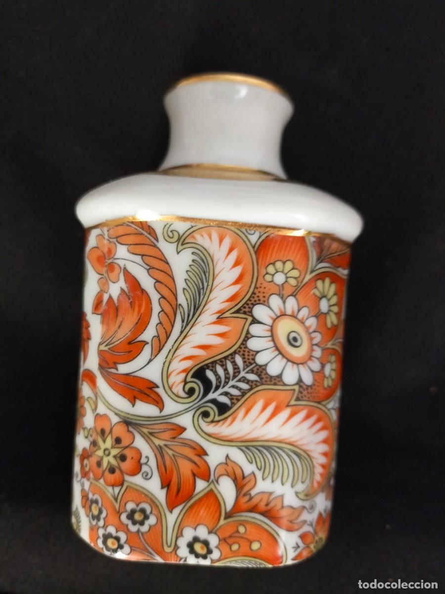 Antig&uuml;edades: FRASCO O BOTELLA LICORERA. FIRMA: C. P LIMOGES. SIN TAPADERA. PORCELANA FRANCESA. CIRCA A&Ntilde;OS 60.