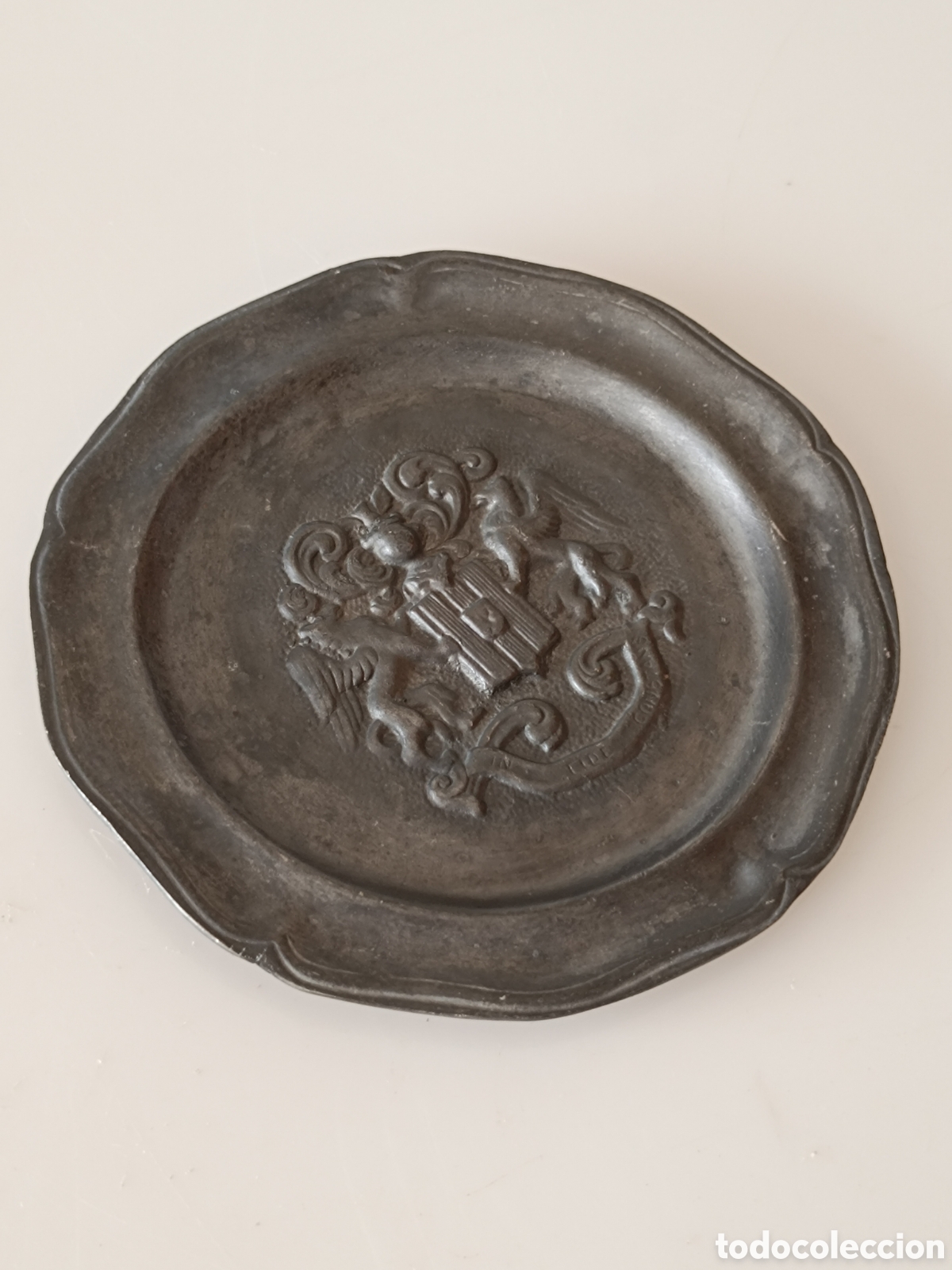 Antig&uuml;edades: Plato esta&ntilde;o 92 peltre escudo de armas &rdquo;in finde constans&rdquo;