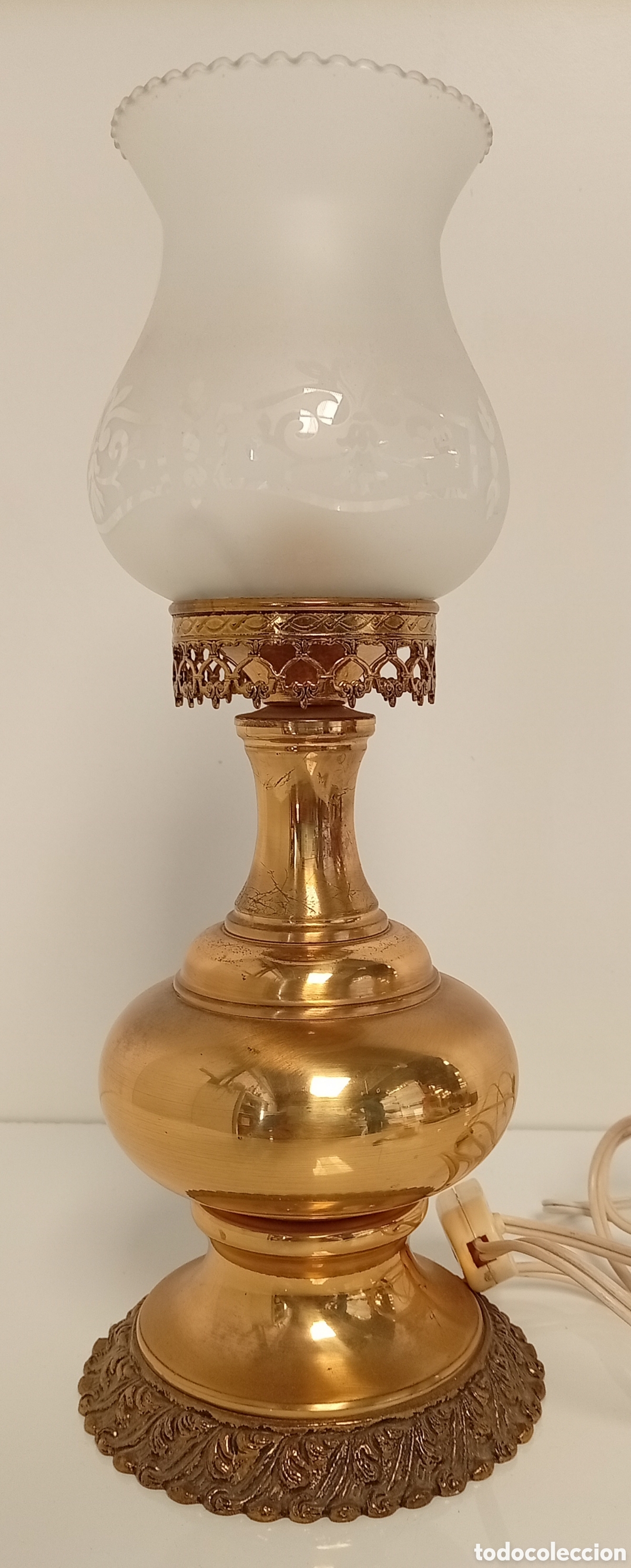 Antig&uuml;edades: LAMPARA DE MESA DE LATON Y CRISTAL ANTIGUA VINTAGE