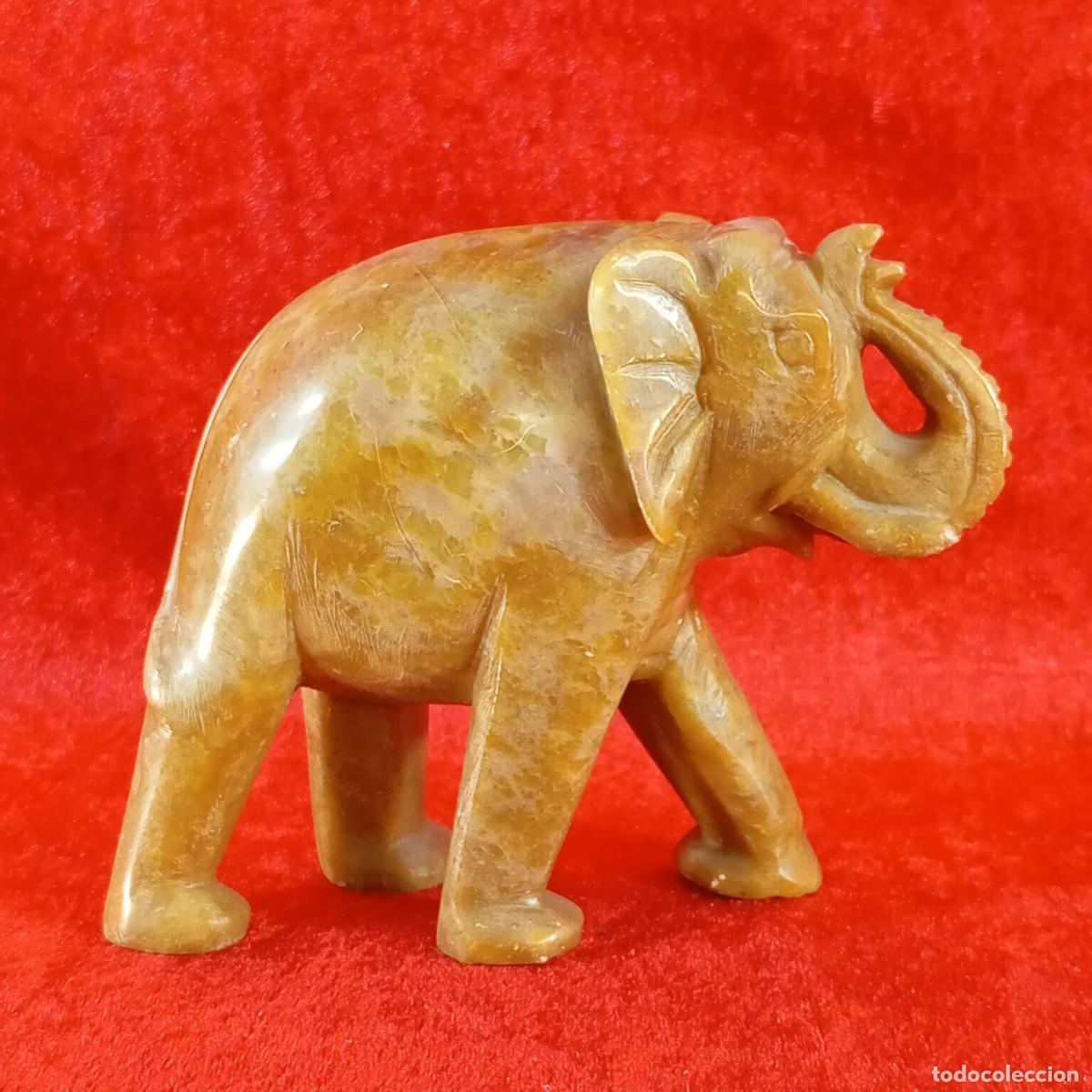 Antig&uuml;edades: PEQUE&Ntilde;A ESCULTURA EN FORMA DE ELEFANTE - TALLADA A MANO EN PIEDRA DE JAB&Oacute;N - 15,5 X 15 X 5 CM / 2234