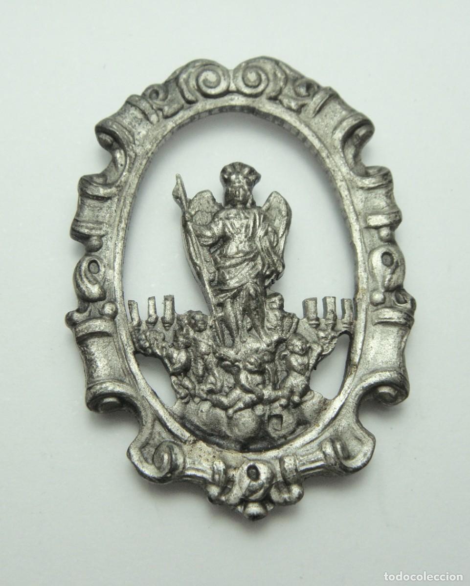 Antig&uuml;edades: Adorno Devocional en Plata &middot; &Aacute;ngel Custodio con Ni&ntilde;os &middot; 33 &times; 24 mm