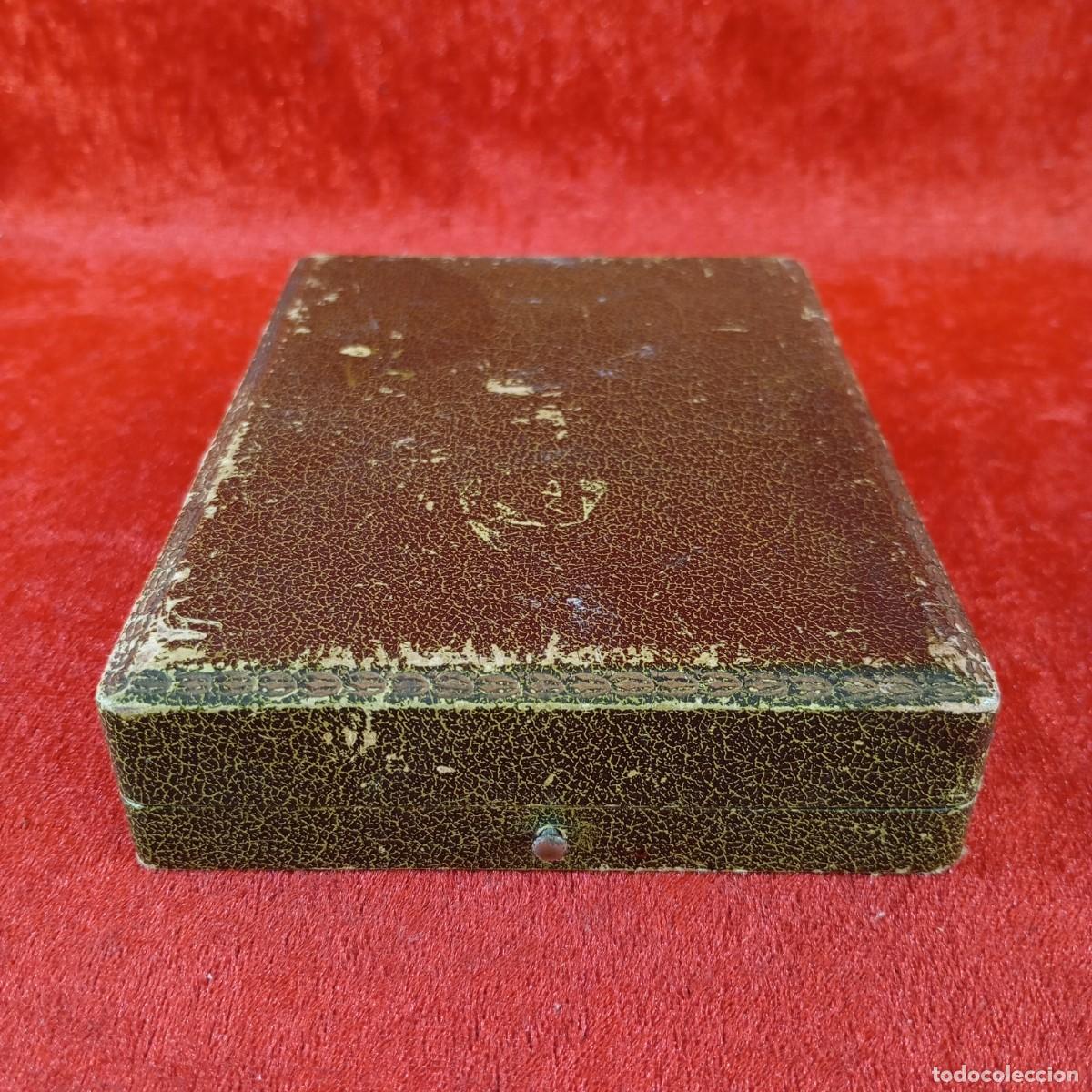 Antig&uuml;edades: ANTIGUA CAJA DE MADERA - FORRADA EN SEDA ACOLCHADA - PARA OBJETO PLANO - 15 X 11,2 X 3 CM / 2238