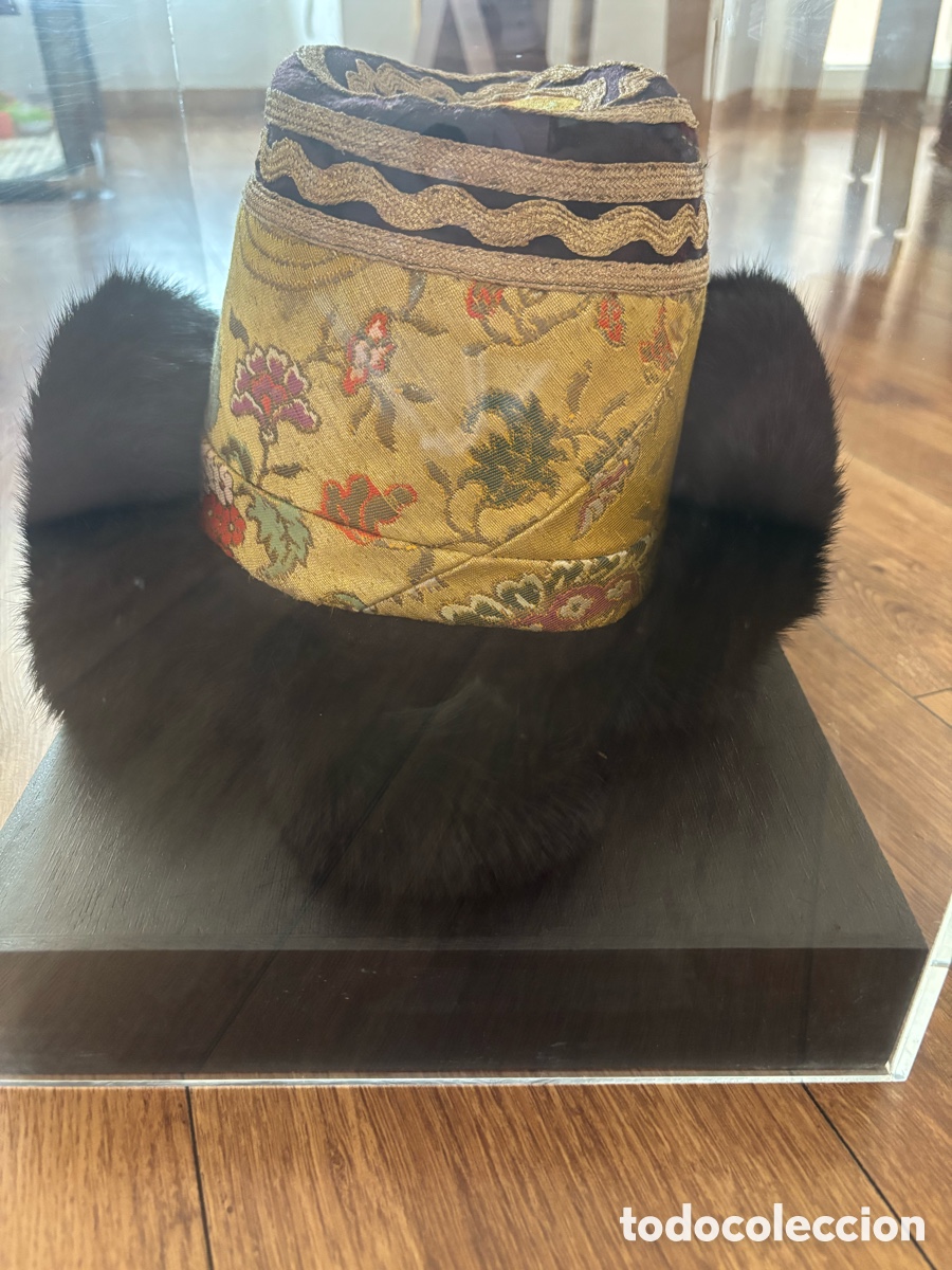 Antig&uuml;edades: Gorro tradicional asi&aacute;tico antiguo con base de piel &ndash; Pieza etnogr&aacute;fica en urna