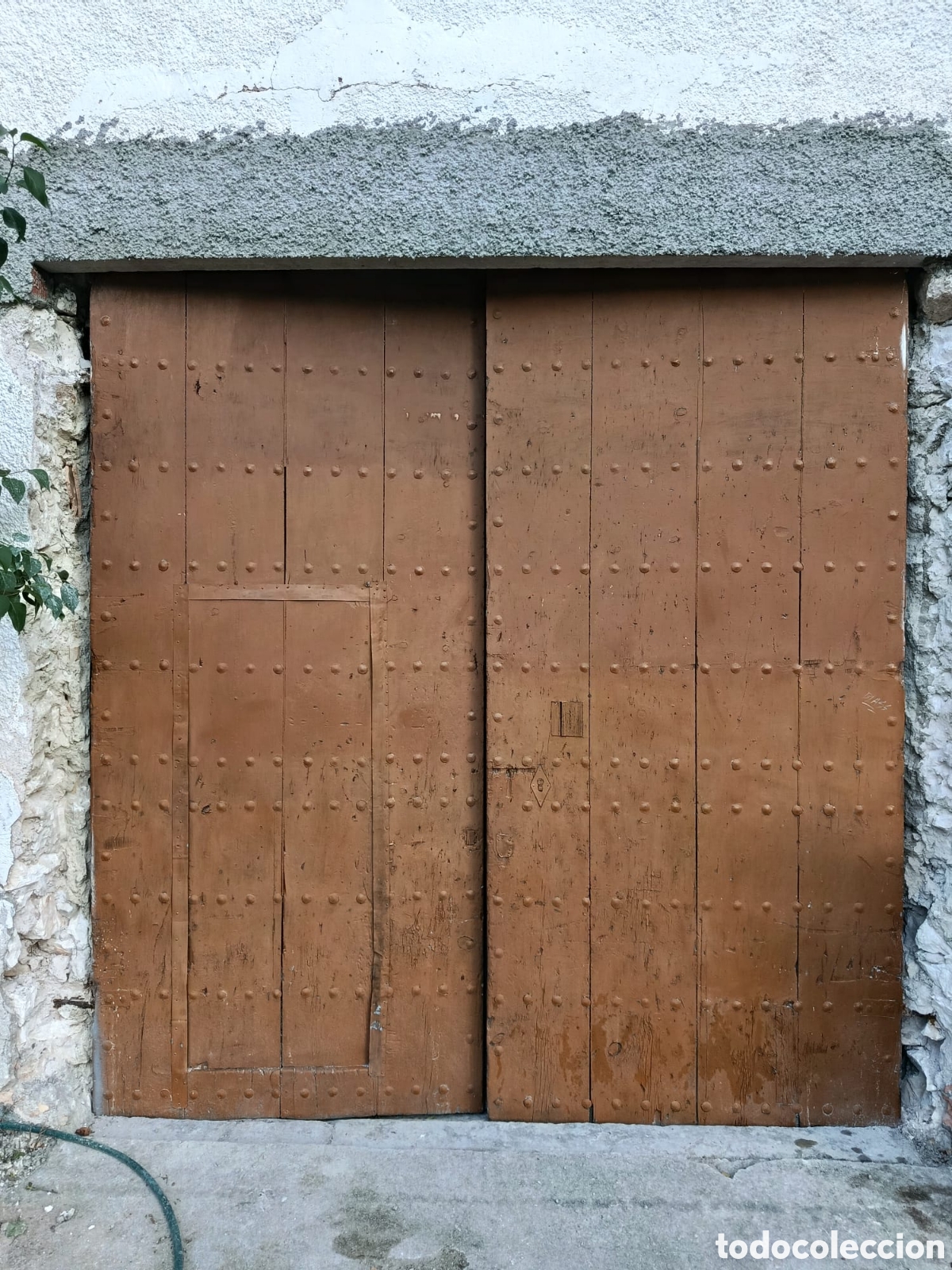 Antig&uuml;edades: Gran port&oacute;n antiguo de madera maciza con postigo (2,8x2,4m)