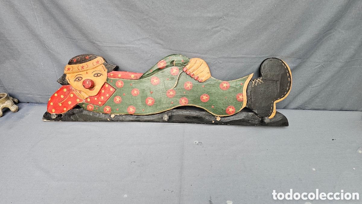 Antig&uuml;edades: Perchero de madera tallada - Foto 1