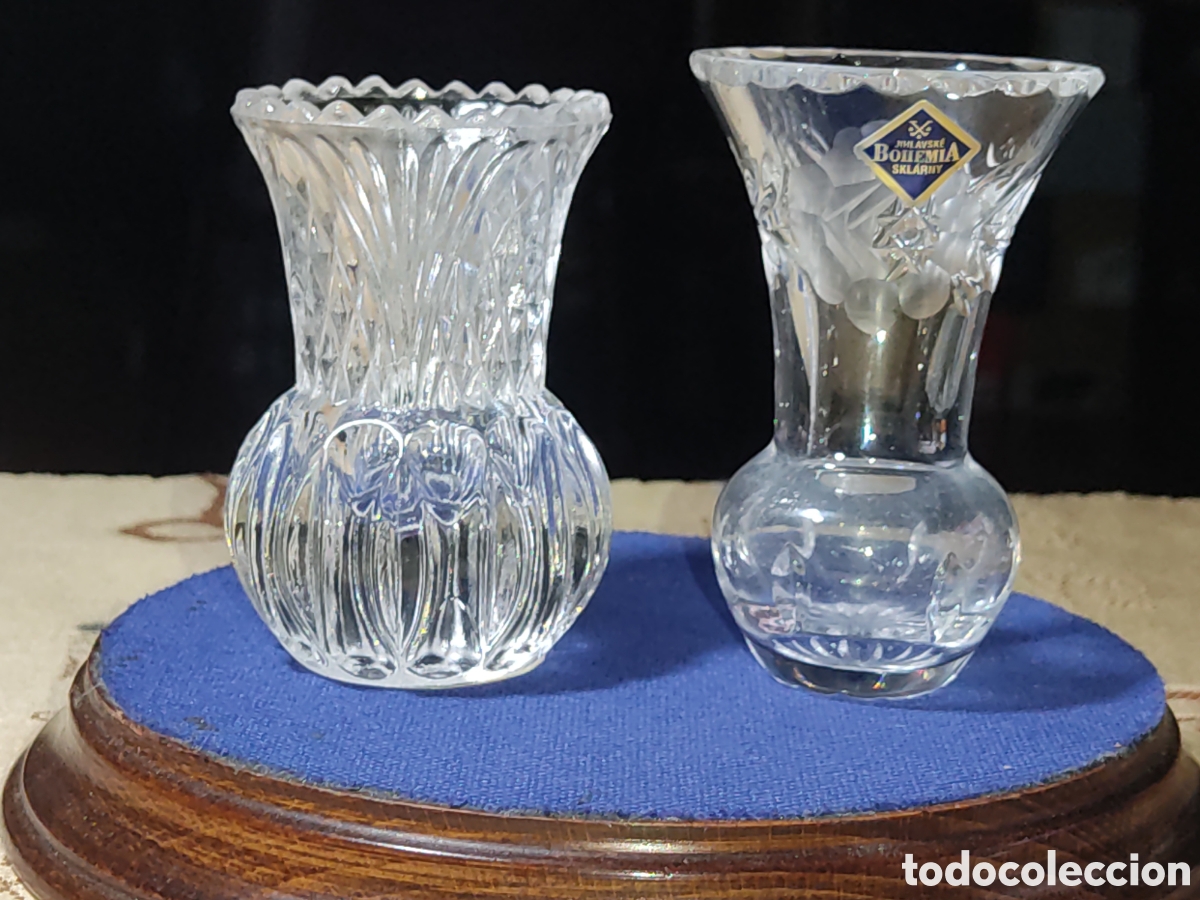 Antig&uuml;edades: Peque&ntilde;os jarrones de colecci&oacute;n de cristal de Bohemia tallado.