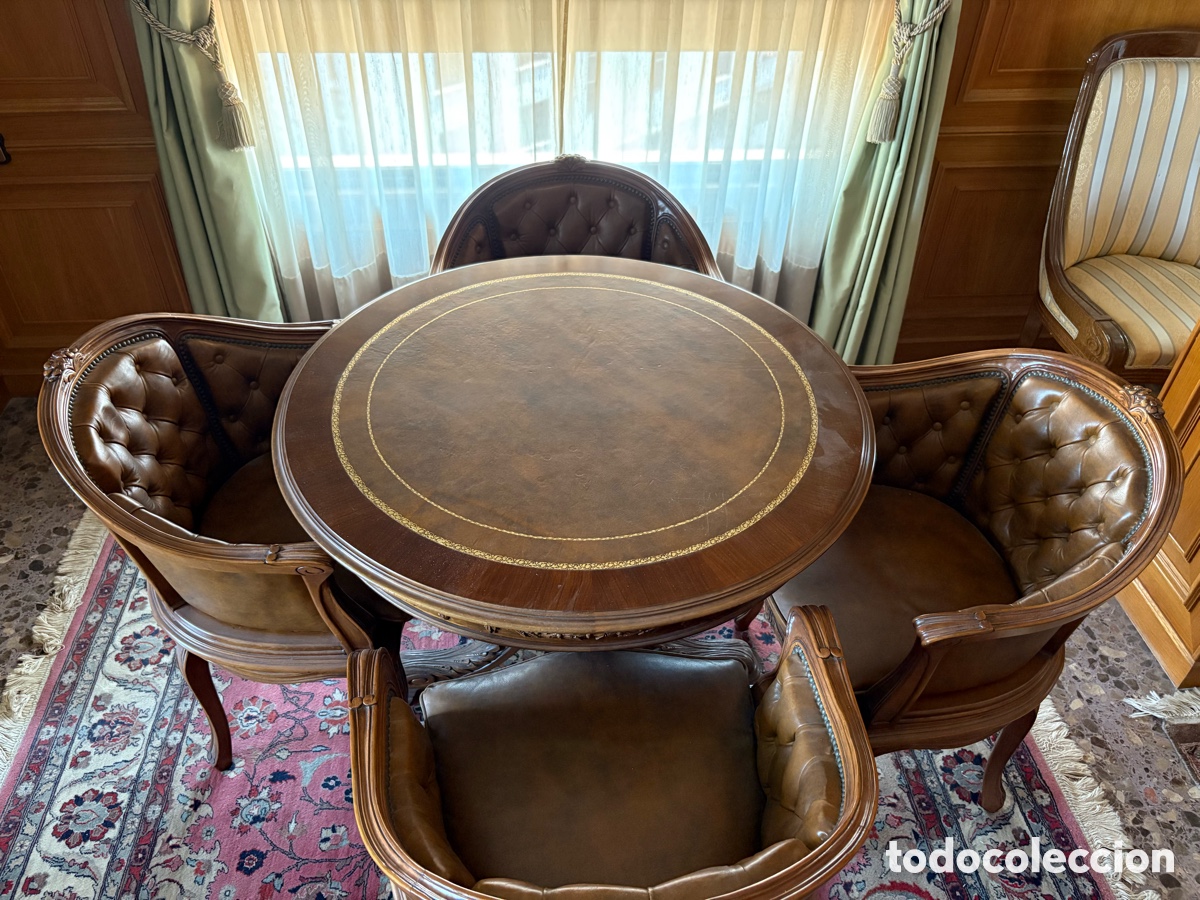 Antig&uuml;edades: Conjunto de mesa de juego estilo Luis XV con 4 sillones de piel capiton&eacute;