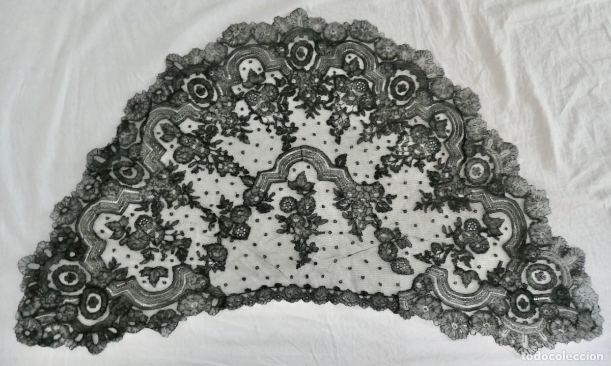 Antig&uuml;edades: GRAN VELO / MANTILLA CORTA DE MISA DE TUL Y ENCAJE BORDADO NEGRO S. XX - ROSTRILLO VIRGEN / PUCHUELA