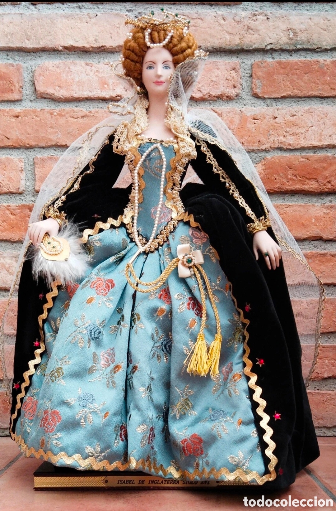 Antig&uuml;edades: Figura Isabel de Inglaterra, porcelanaFigura Lloyderson de porcelana biscut, producci&oacute;n del 20-9-85