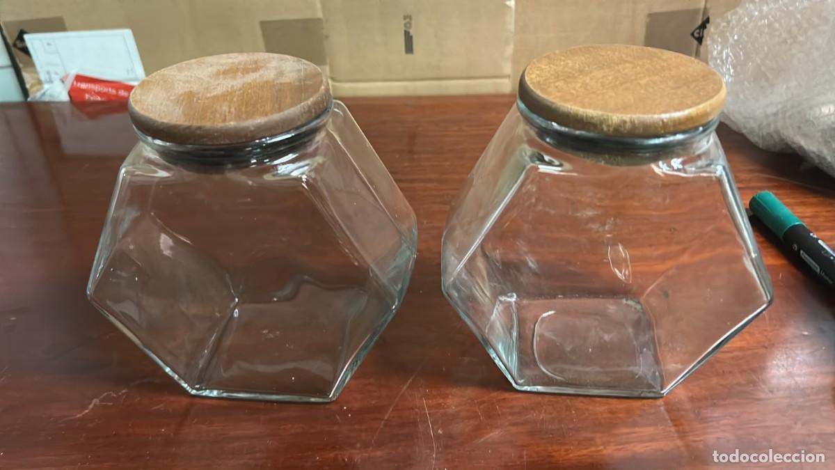 Antig&uuml;edades: FRASCOS DE COCINA DE CRISTAL 2 UDS. DE 18 CMS. DE DIAMETRO CON TAPA DE MADERA