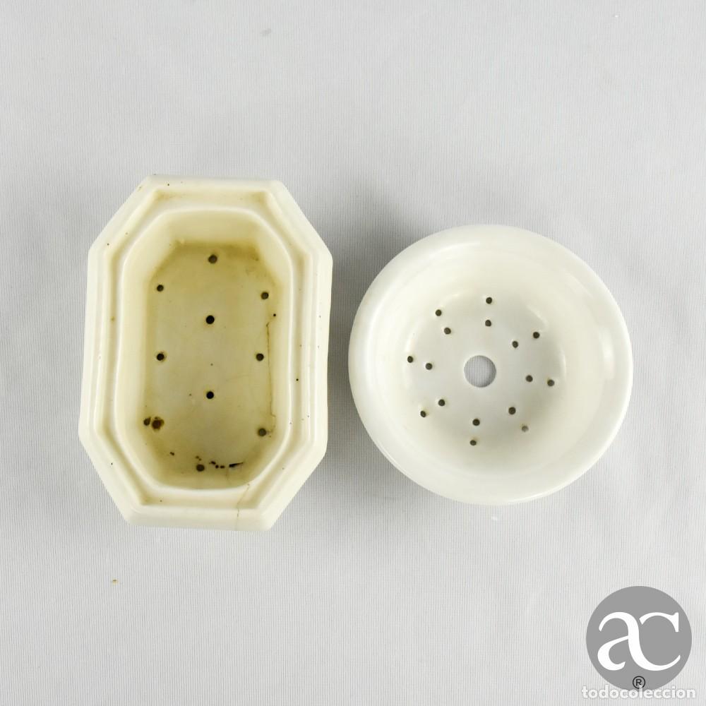 Antig&uuml;edades: Conjunto de 2 Interiores de saboneteiras em porcelana branca