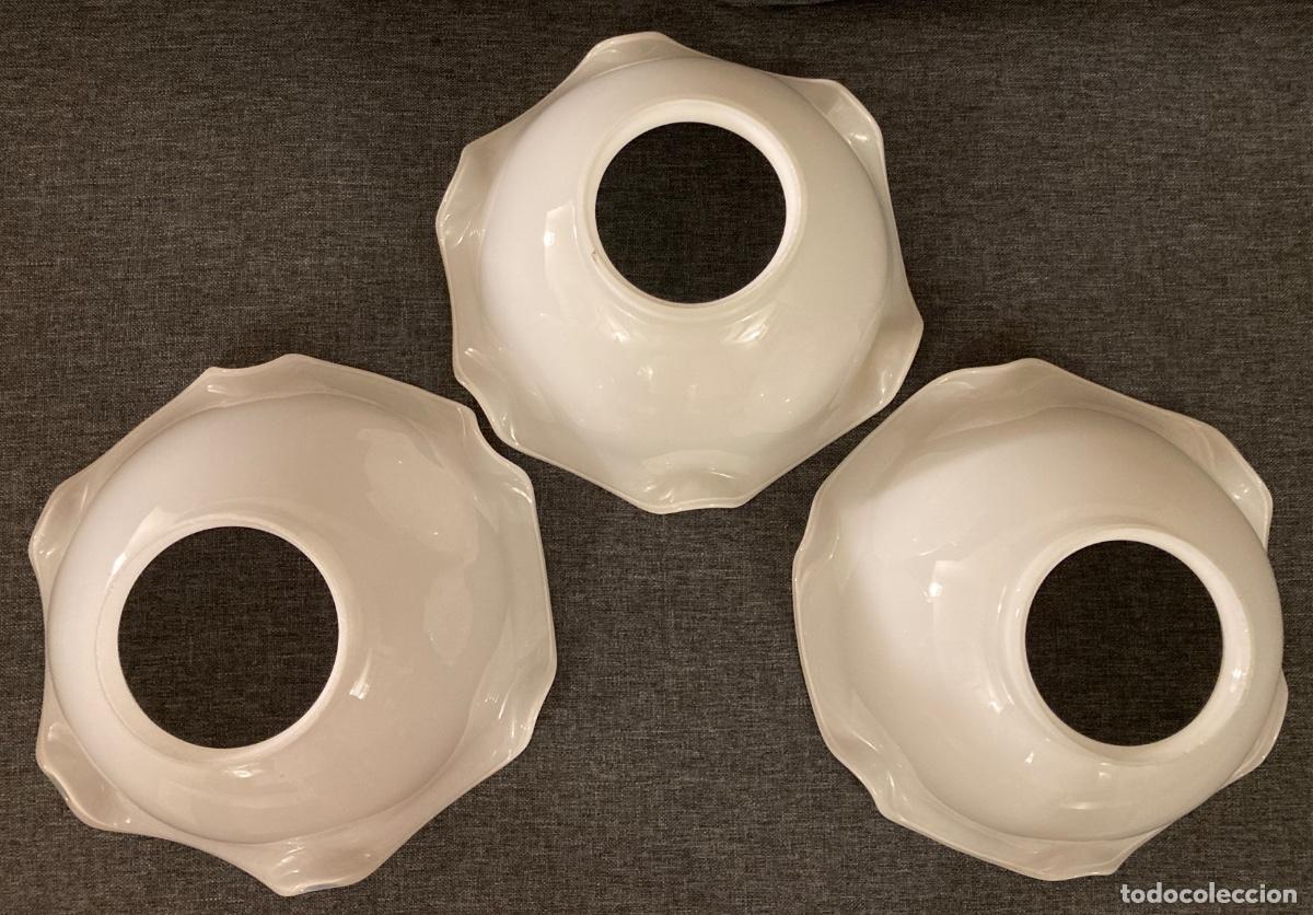 Antig&uuml;edades: Conjunto 3 Tulipas antiguas vidrio-opalina blanca en perfecto estado para l&aacute;mpara, quinqu&eacute; o farola.