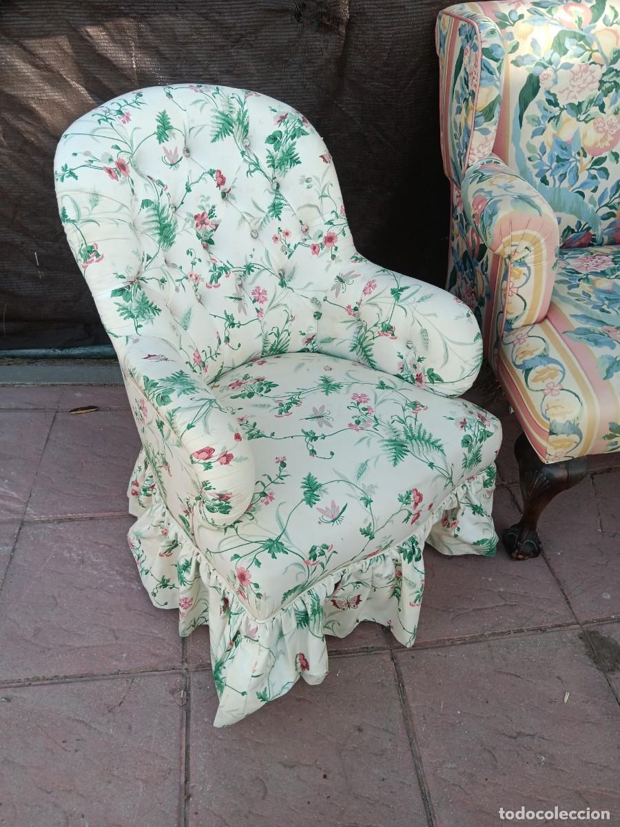 Antig&uuml;edades: butaca de estilo victoriano cuenta con un respaldo capiton&eacute; y una falda con volantes.Presenta un est
