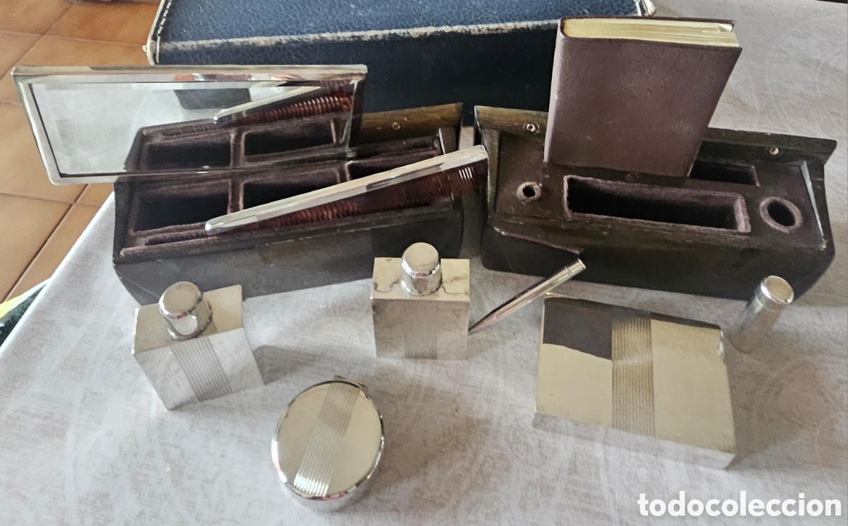Antig&uuml;edades: Antiguo Set de Tocador, Fumador y Escritorio de Viaje - Metal Plateado y Vermeil - Estilo Art D&eacute;co -
