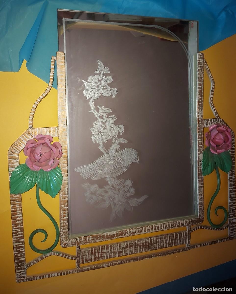 Antig&uuml;edades: ESPEJO DECORATIVO CON MARCO DE ORNAMENTOS Y DETALLES FLORALES