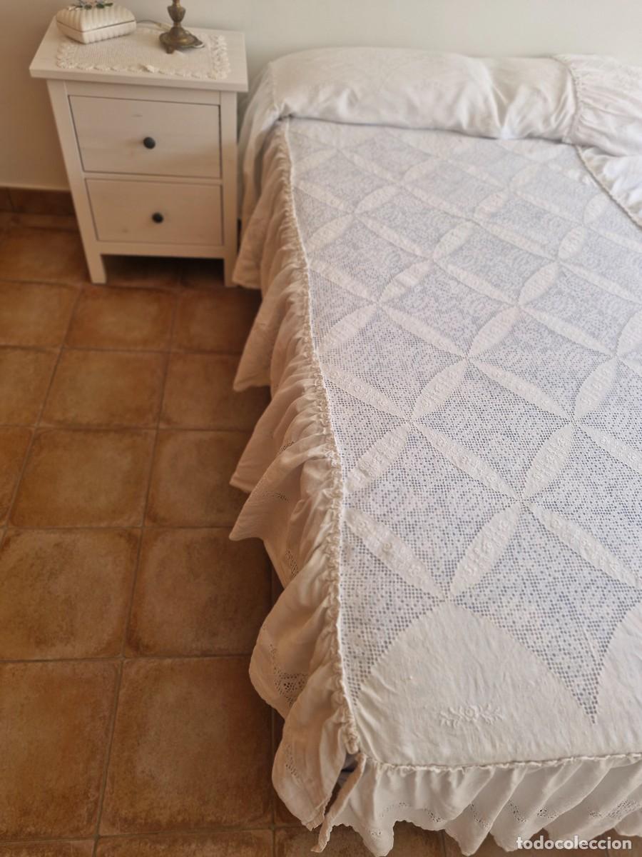 Antig&uuml;edades: PRECIOSA COLCHA DE LINO BORDADA CAMA DE 90 CMS