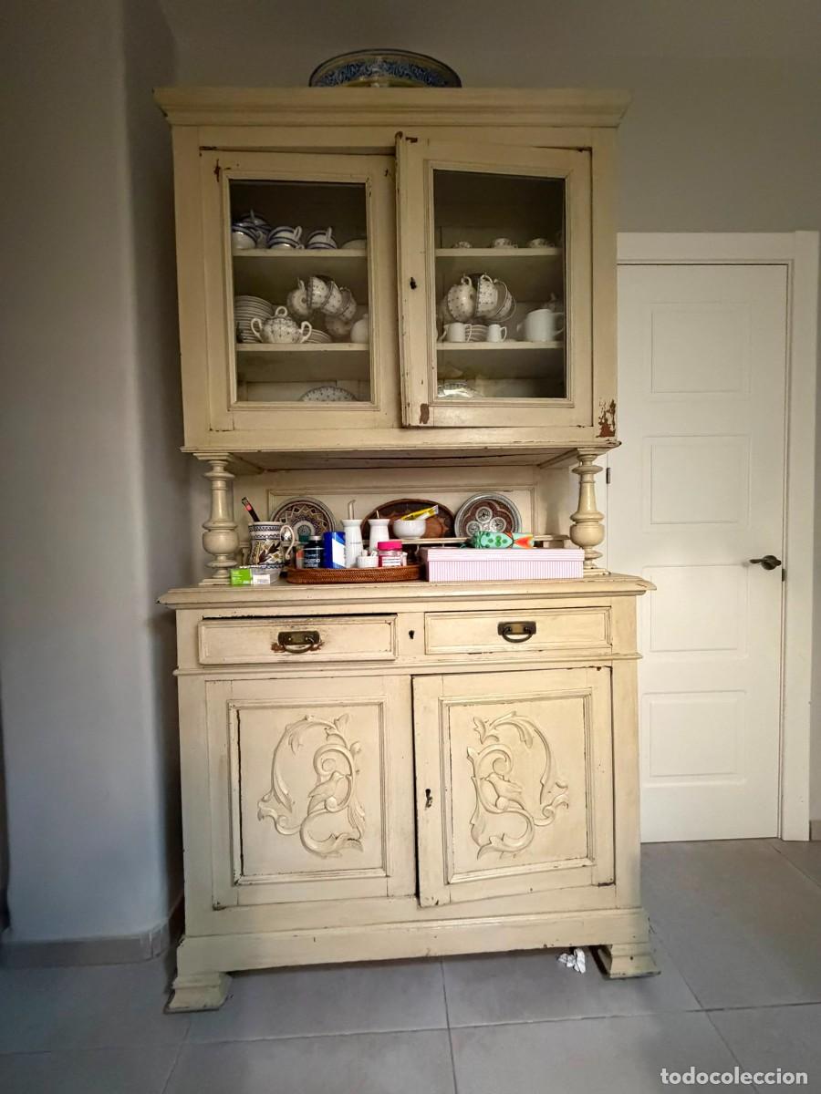 Antig&uuml;edades: Antiguo aparador alacena de madera pintada &ndash; Vitrina de dos cuerpos &ndash; Decoraci&oacute;n tallada
