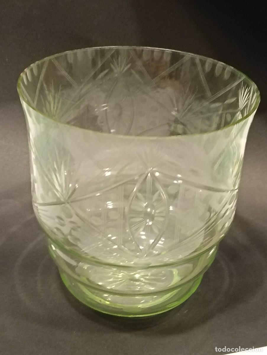 Antig&uuml;edades: Gran Jarr&oacute;n / Florero Antiguo En Cristal Verde Tallado A Muela - Motivos Geom&eacute;tricos 20x18 Cm