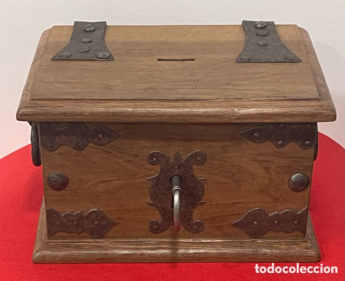 Antig&uuml;edades: Magn&iacute;fica Caja, de caudales o limosnero, con los herrajes de los siglos XVI-XVII