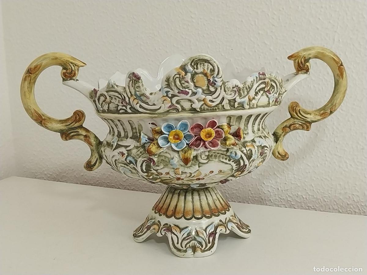 Antig&uuml;edades: Centro de Mesa / Jardinera de Colecci&oacute;n Capodimonti (Firmada)