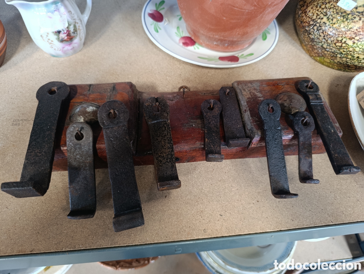 Antig&uuml;edades: Peque&ntilde;a colecci&oacute;n de cierres de postigo antiguos.