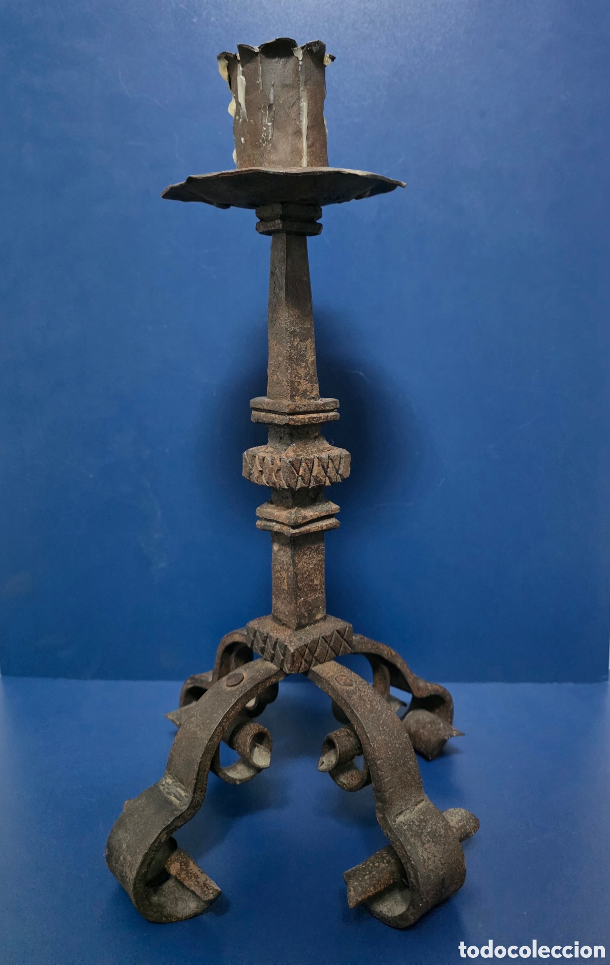 Antig&uuml;edades: Antiguo candelabro de hierro forjado con tres patas