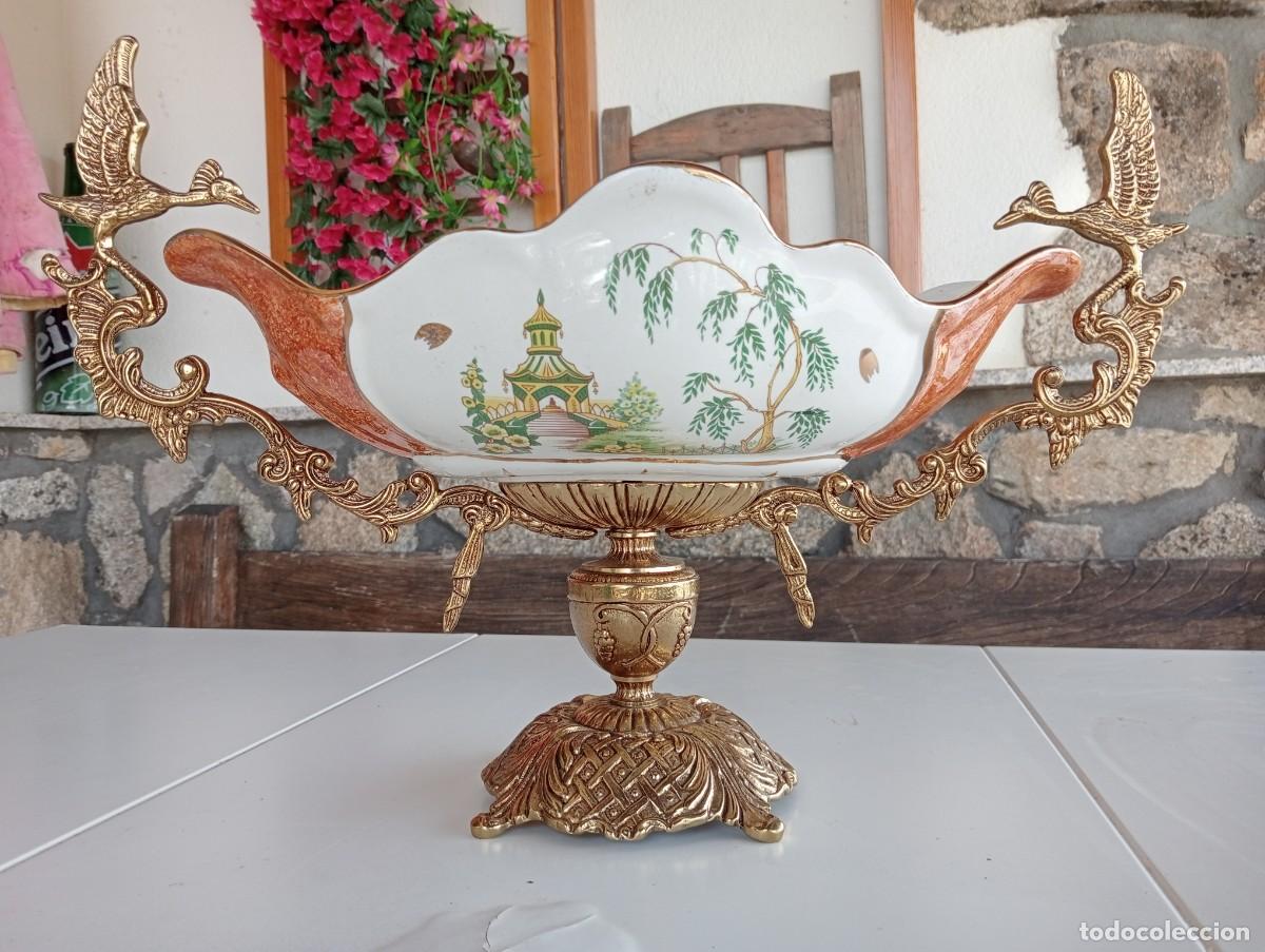 Antig&uuml;edades: Frutero antiguo de lat&oacute;n