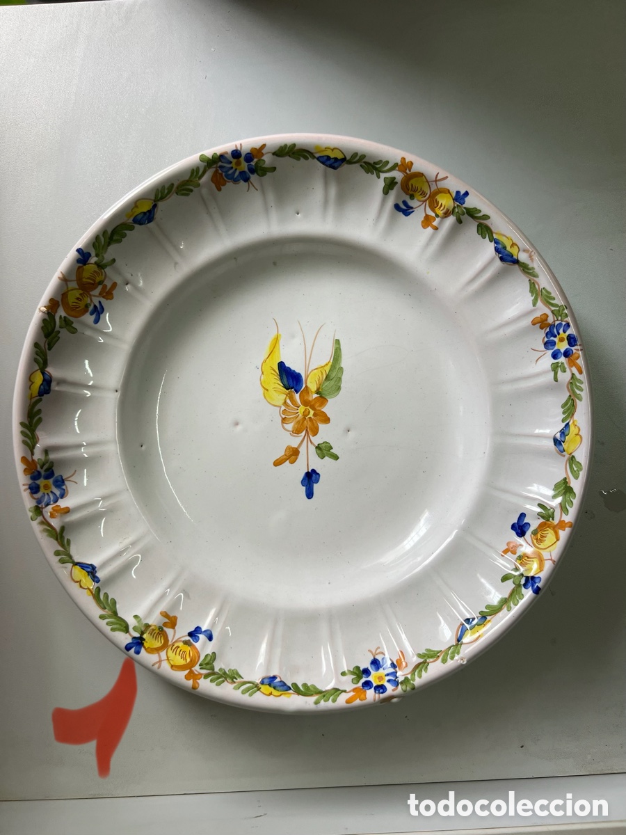 Antig&uuml;edades: Lote 5 Platos Alcora Siglo XVIII Marcados &ldquo;A&rdquo; Decoraci&oacute;n Policromada &Oslash; 32 cm aprox.
