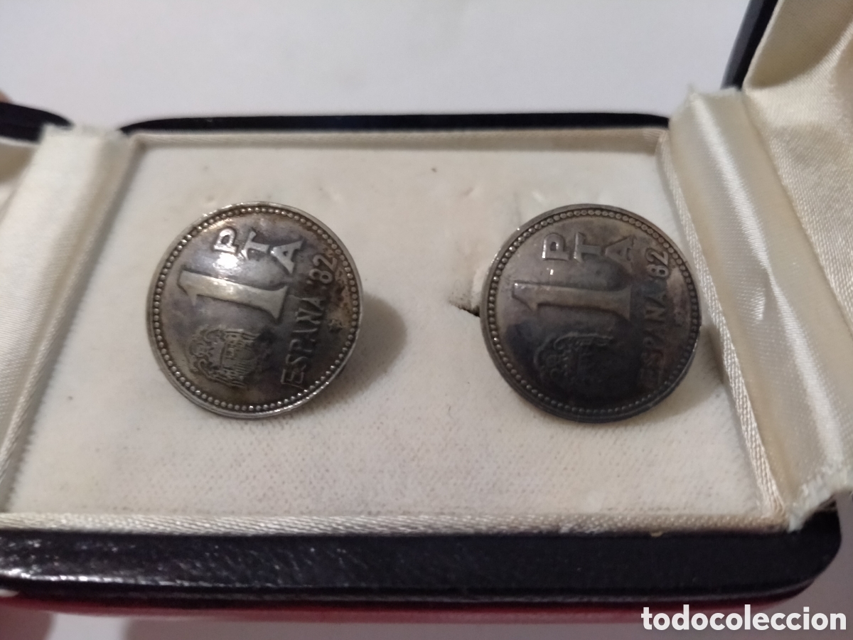 Antig&uuml;edades: Gemelos Vintage de Plata de Ley con Monedas de 1 Peseta Espa&ntilde;a 82. Estuche y Bolsa de Cuero