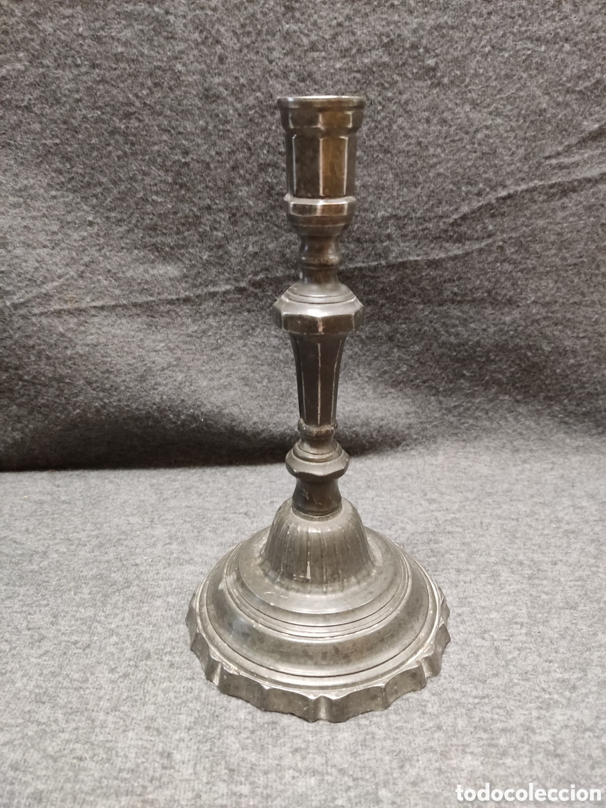 Antig&uuml;edades: Candelabro de peltre o esta&ntilde;o