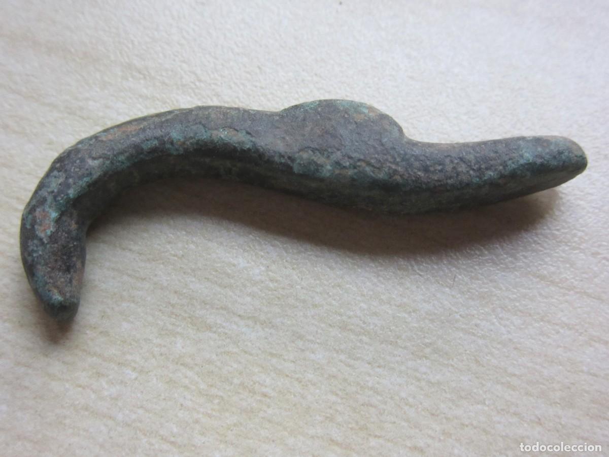 Antig&uuml;edades: Terminal de asa de cacillo de bronce con cabeza de pato &Eacute;poca romana longitud 4,4 cm