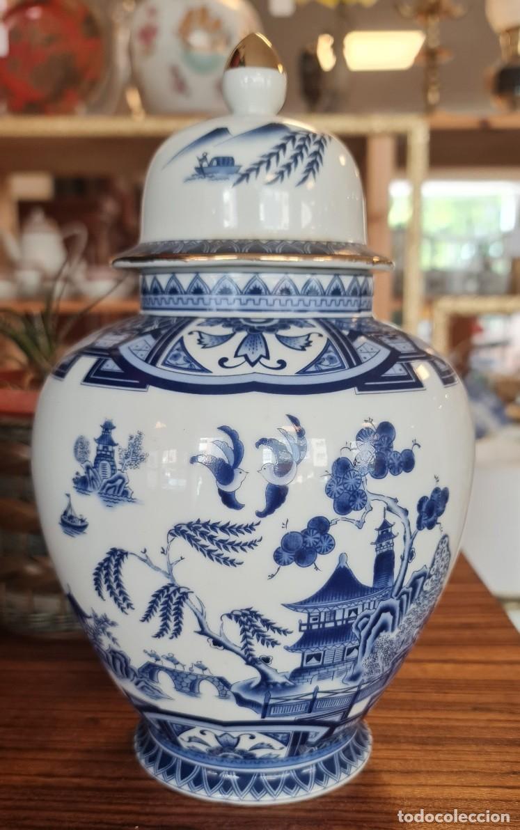 Antig&uuml;edades: Tibor &rdquo;Blue Willow, Made in Japan&rdquo; con tapa y pomo dorado