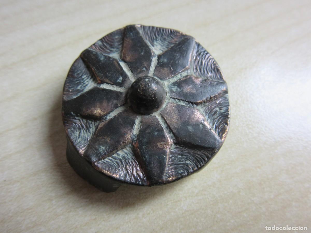 Antig&uuml;edades: Tapa de Caja de bronce con adorno de flor Posible medieval Di&aacute;metro 3,1 cm