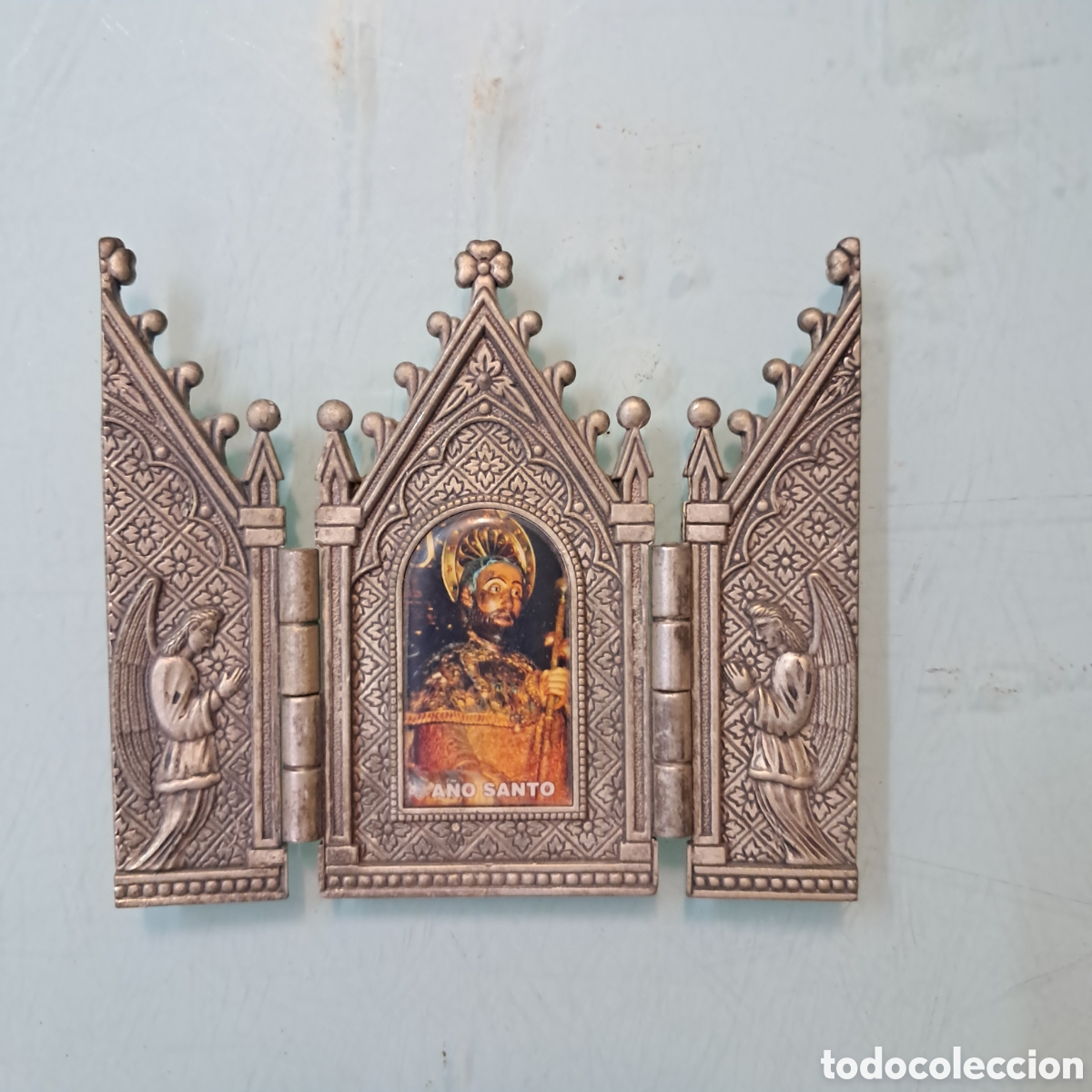 Antig&uuml;edades: Bonito tr&iacute;ptico religioso para altar en metal plateado de un santo.