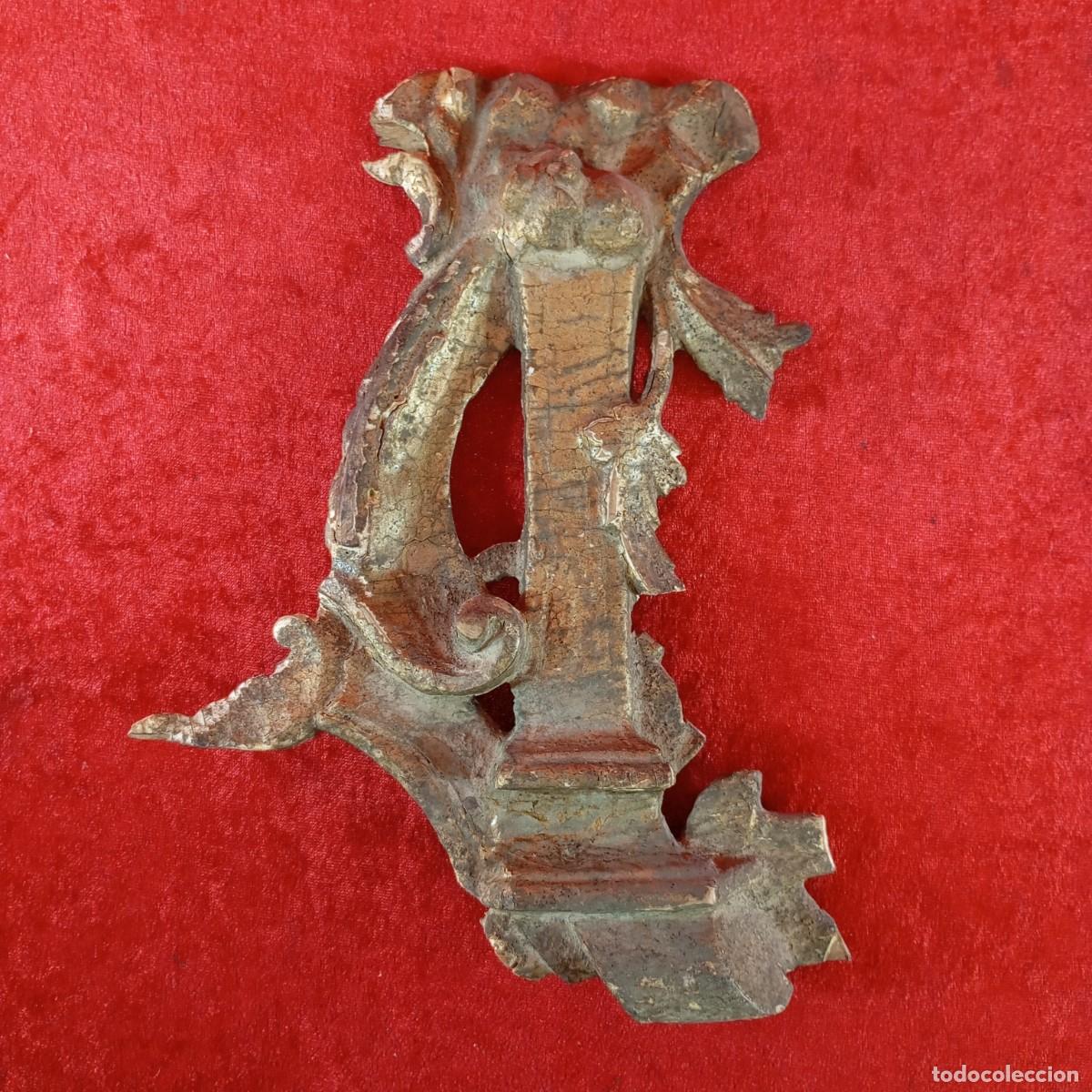 Antig&uuml;edades: ANTIGUA TALLA DE MADERA - ELEMENTO DECORATIVO - ACABADO DORADO - BARROCO - 27 X 21 X 3 CM / 2263