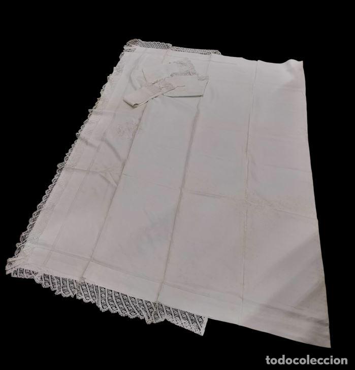 Antig&uuml;edades: CONJUNTO DE S&Aacute;BANA Y FUNDAS DE ALMOHADA Y COJ&Iacute;N. HILO Y PUNTILLA. ESPA&Ntilde;A. SIGLOS XIX-XX.
