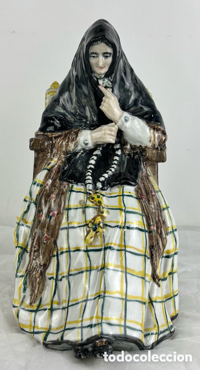 Antig&uuml;edades: ANTONIO PEYR&Oacute; MEZQUITA- ABUELA REZANDO EL ROSARIO - PORCELANA ESMALTADA - 33 CM