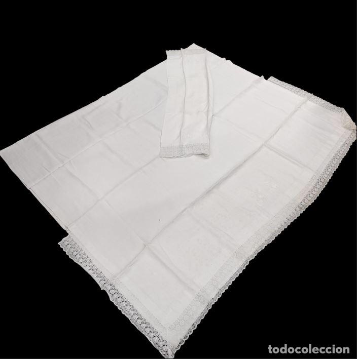 Antig&uuml;edades: CONJUNTO DE S&Aacute;BANA Y FUNDA DE ALMOHADA. HILO Y PUNTILLA. ESPA&Ntilde;A. SIGLOS XIX-XX.