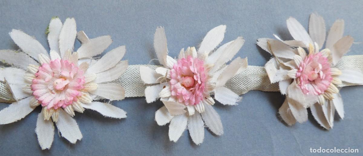 Antig&uuml;edades: CUATRO ANTIGUAS FLORES DE TELA MEDIADOS S.XX