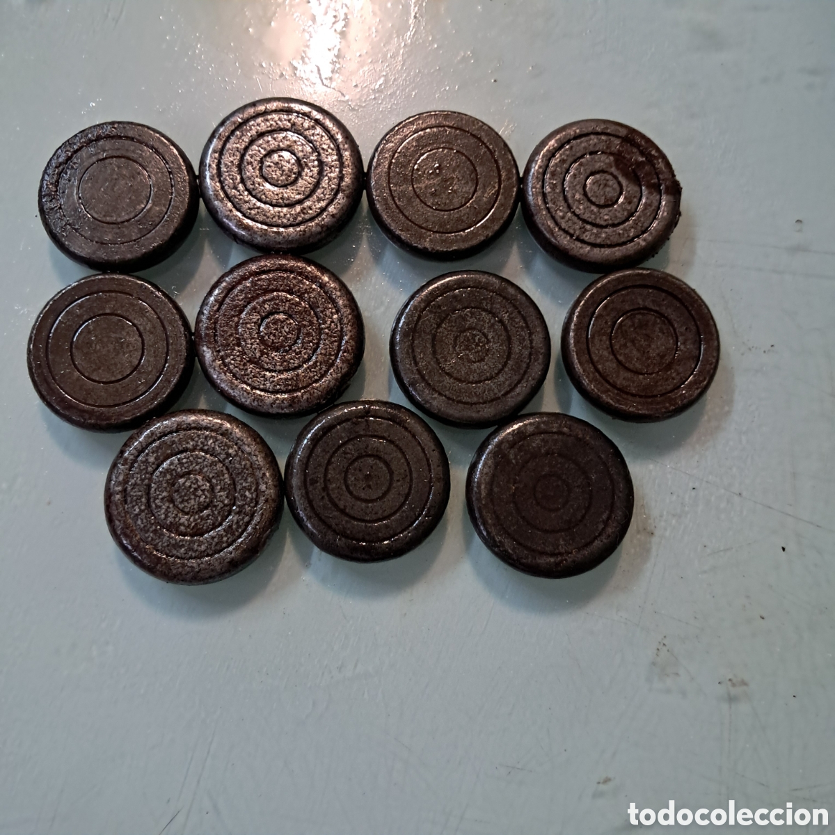 Antig&uuml;edades: Lote de 11 fichas de hierro fundido de jugar a la rana