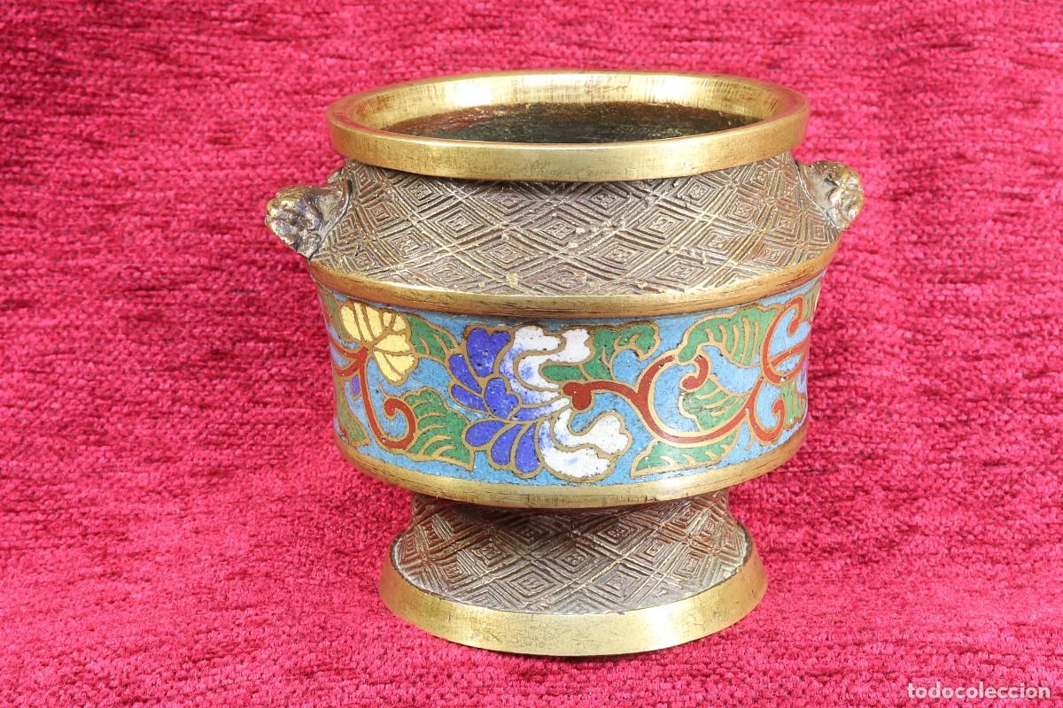 Antig&uuml;edades: Jarr&oacute;n de bronce con asas. Esmalte cloisonn&eacute;. Bronze vase with handles. Cloisonn&eacute; enamel.