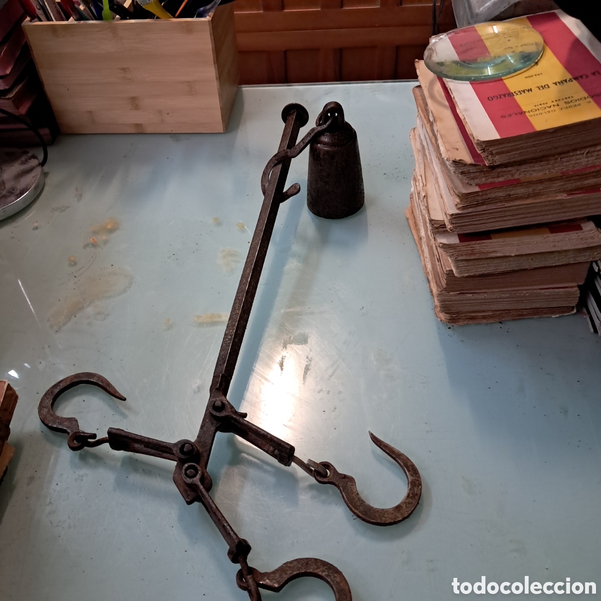 Antig&uuml;edades: Pesa romana antigua en hierro forjado