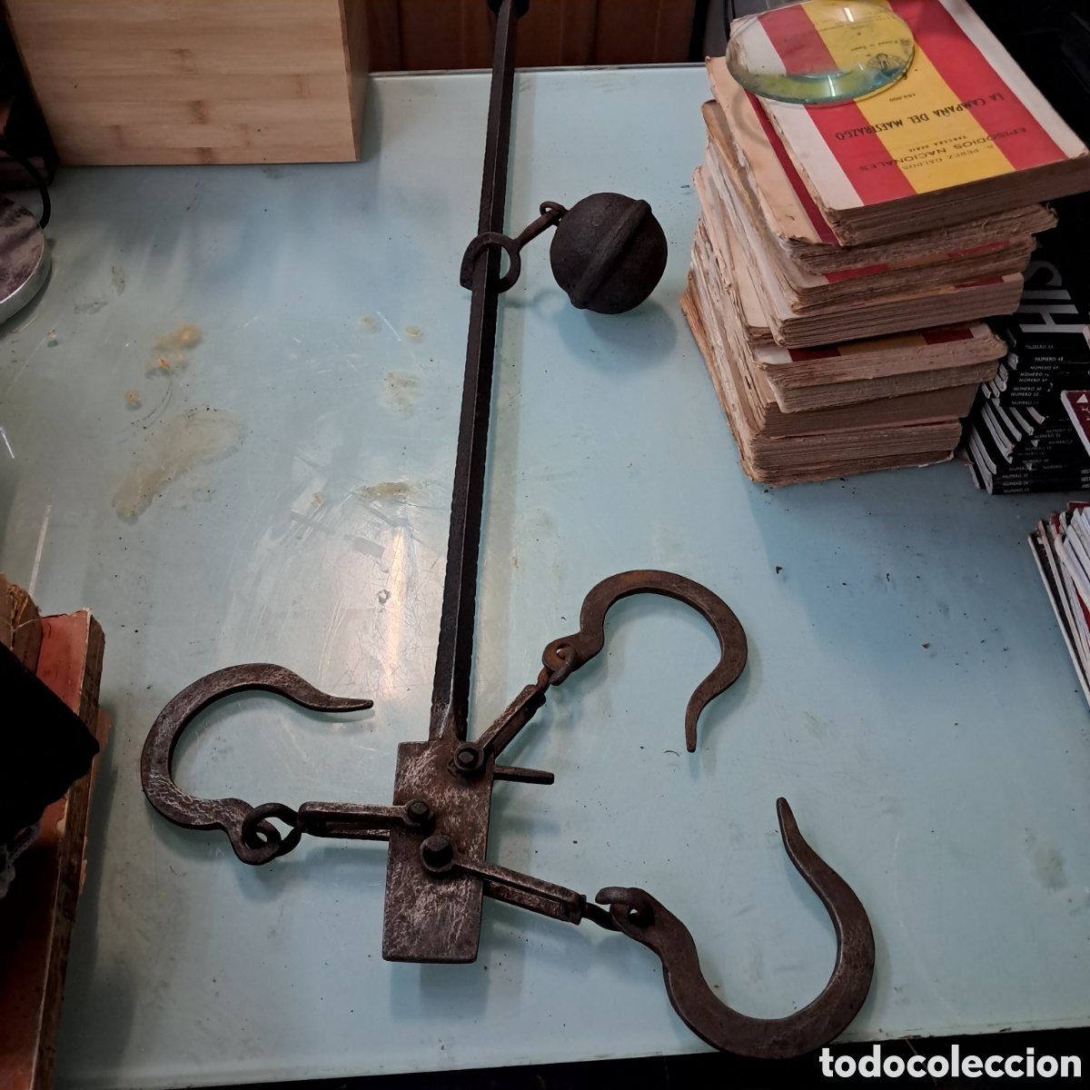Antig&uuml;edades: Pesa romana antigua en hierro forjado 110 kg