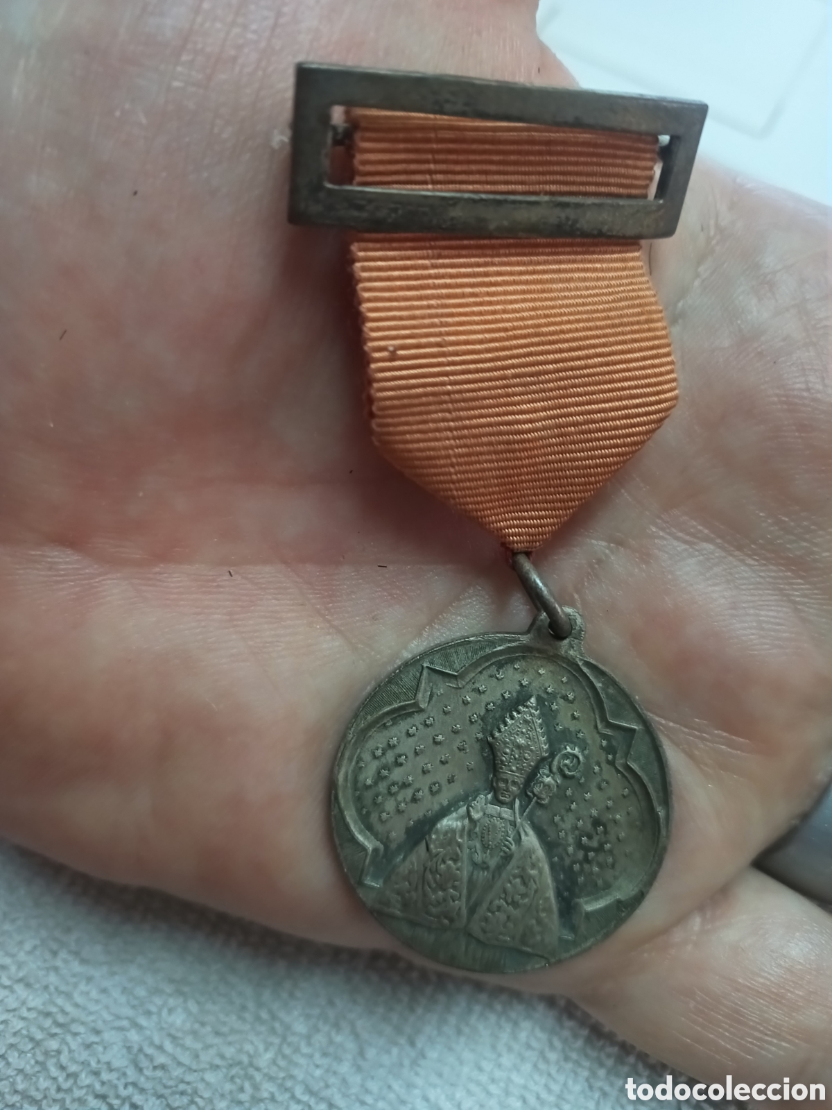 Antig&uuml;edades: Medalla de La Real Congregaci&oacute;n de San Ferm&iacute;n de los Navarros en Madrid con escudo Navarra laureado